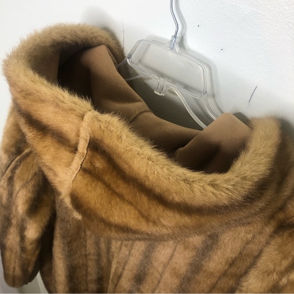Jones New York Reversible Faux Fur Coat in Camel, size 2X. - Picture 7 of 14